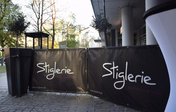 Absperrgitter mit Stiglerie-Banner