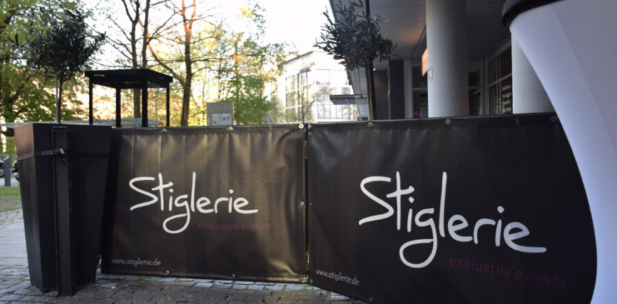 Absperrgitter mit Stiglerie-Banner