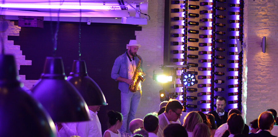 Saxophonist mit DJ